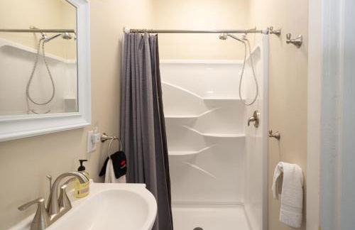 Spacious 2BR in Grand Old Home, Downtown Durham - Photo 24