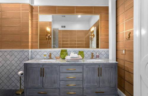 3 Bedroom Penthouse Downtown Close to Everything - Photo 11