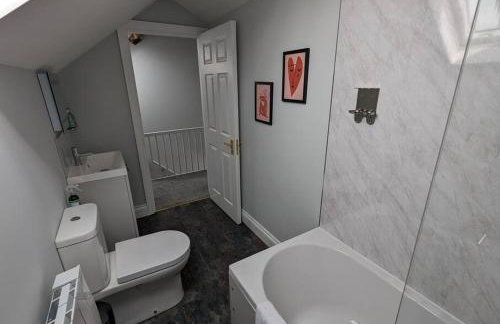 31 High Street - Modern & Stylish 2-bed Apartment - inc parking - Photo 3