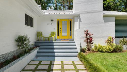 UF SUNSHINE HOUSE - Patio & BBQ - Chef Kitchen - EV Car Station - Upscale Neighborhood! - Foto 2