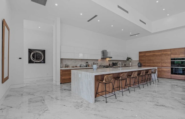 Fine Luxe Retreat w/ Pool & Hot Tub Bravo Villa #15 by Avantstay - Photo 20