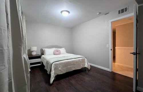 Bright & Spacious 5BR Modern Vacation Home - Near Disneyland & Beaches - Photo 28