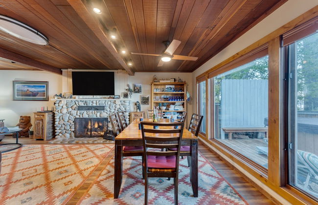 Lakefront Haven by Avantstay Minutes to Ski Resorts Private Dock Boat - Photo 14