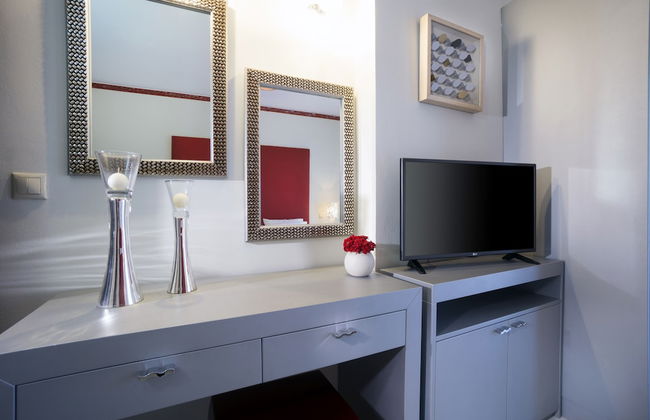 Private Polished Mansion w Private Pool Jacuzzi - Photo 15