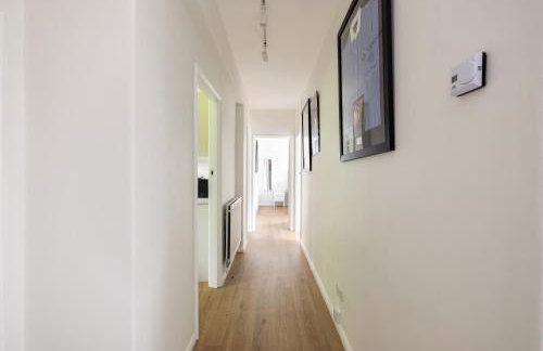 PenthouseStays Wimbledon - Chic 2 Bedroom King Bed Apartment with Balcony - 2 mins from Wimbledon Tennis Club and Museum - AELTC - Foto 20