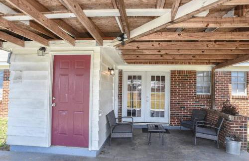 Classic Colonial Home near Main Street - Foto 11