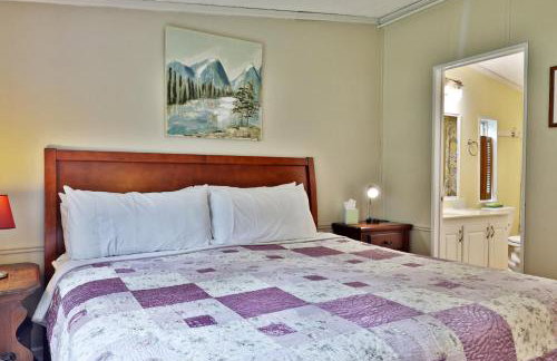 The Bomoseen Bungalow - Vermont Lake House Close to Ski Resorts! Private dock, ski rental ticket deals - Foto 24