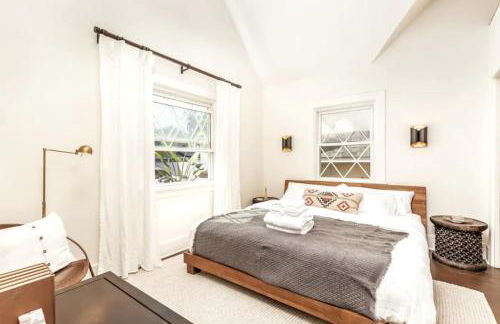 Chic Beach Bungalow 3 Blocks from the Sand - Foto 1