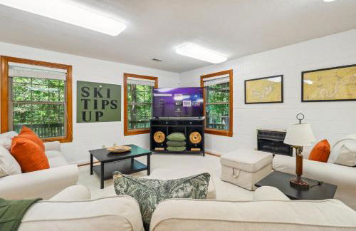 Secluded Lakefront Escape w Private Dock, 600ft Shoreline and Views, Sleeps 13 - Foto 9