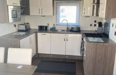 2 Bed, 2 Bath Lodge Style Caravan with Hot Tub & Private Garden at Patrington Haven Leisure Park - Foto 6