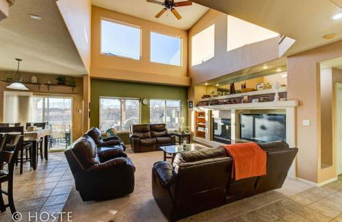 *H* 5BR Home Getaway w/HOT TUB ** - Foto 7