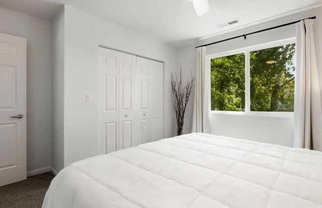 Luxury Waterfront Lakehouse With Private Dock Views - Photo 11