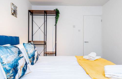 Spacious Home near Heathrow & Windsor with Parking - Photo 34