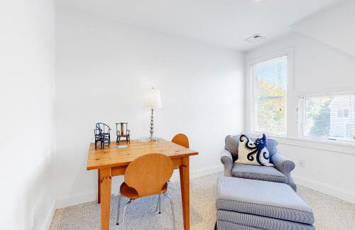 Modern Beach & Town Getaway - Foto 20