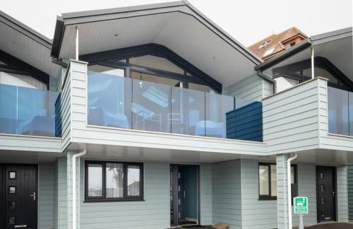 Seaside 3BD Retreat with Balcony & Stunning Views - Foto 4