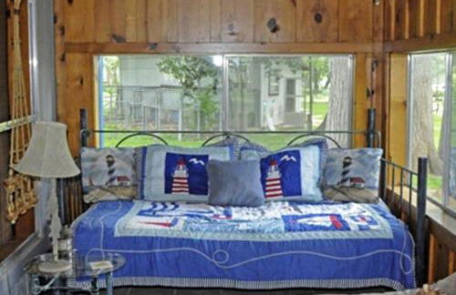 Rustic Waterfront Cottage Rental on the Guadalupe River in Texas - Photo 11