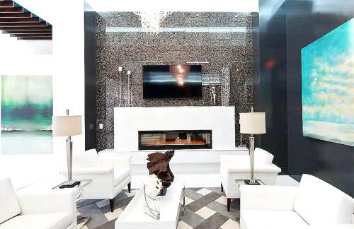 Skyline Retreat Penthouse, Top Floor, Year round Pool, City View! - Foto 56