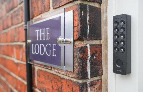 The Lodge - comfortable, stylish, 3 bedroom home with 3-6 beds near Utilita Arena - free parking - Photo 24