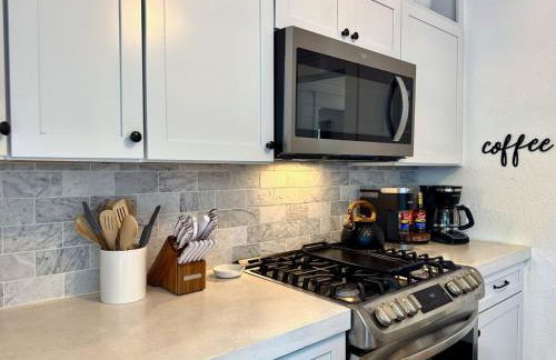 A Calm, Stylish Retreat - Steps to Lake, Downtown, and Surf District - Foto 25