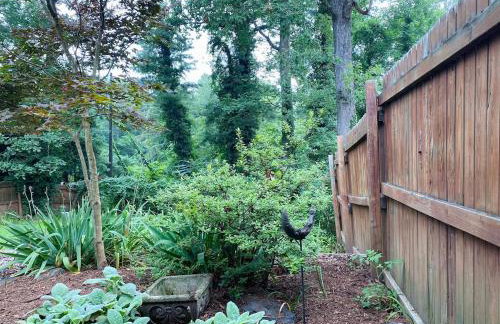 Bohemian Family Friendly 2BR Home-Near Biltmore - Foto 20