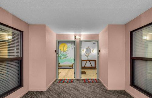 Fun cozy beach retreat! Steps to beach, heated pool & pickleball - Foto 37