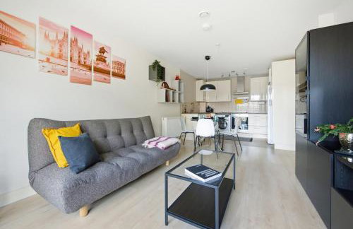 Steps from Train Station - Modern 2-Bedroom with Balcony & Cambridge Amenities, Family Friendly - Foto 34
