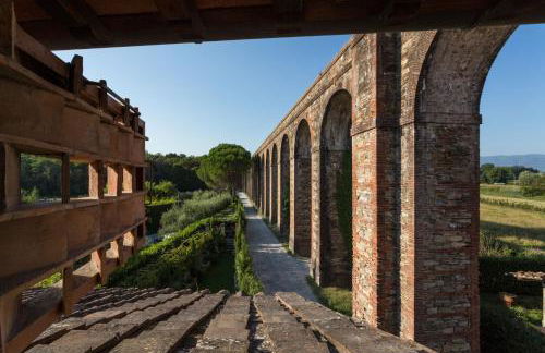 La Dimora dei Conti, Indulge in a Country Farmhouse Apartment with Jacuzzi Facing the Town! - Foto 31