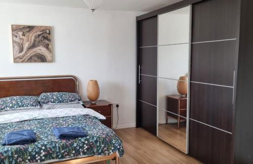 Sea Escape The Tardiis Beachfront location Aberavon beach Sea Views Driveway parking - Foto 7