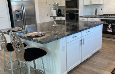 fresh, roomy airport & Uc close - Foto 2