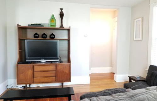 Bright Front Facing Unit - Private Front Farmers Porch - Foto 21