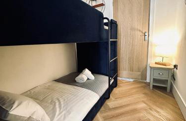 Luxury Pet Friendly 3 Bedroom Home with Copper Bath - Photo 11