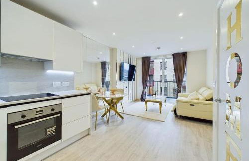 Luxury Apartment Near Train Station and Shops - Gym Access - Photo 1