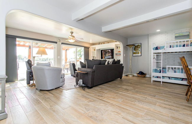 Waterfront 5 BR w/ Hot Tub Sleeps 13! - Foto 29