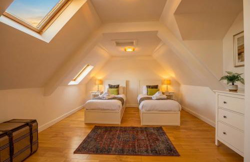 Bamburgh - Sleeps 8 - 3 Bedrooms 2 Bathrooms - Secure Garden - Dogs Stay For Free - Stunning Beach Walks and Views - Log Fire - Outdoor Seating and Eating - Off Street Parking - Quiet Rural Location - Fast Wifi - Foto 6