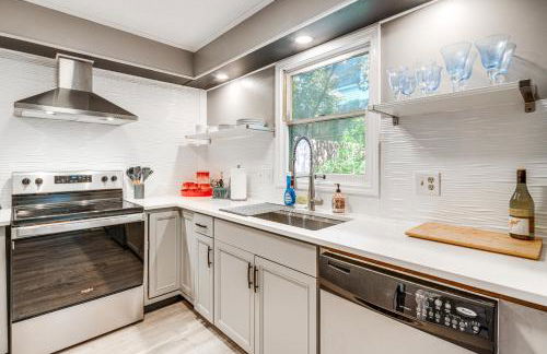 Walk to Main St Hendersonville Chic Home with Yard - Foto 10