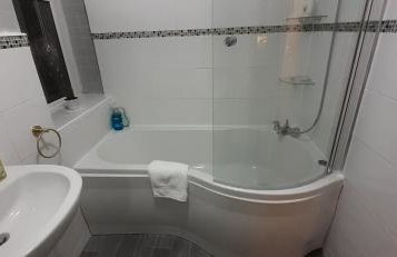 Ladbury House in Walsall near M6, Walsall Uni and Hospital, with free parking and easy access to Birmingham city centre and West Bromwich, only 20 mins to NEC and Birmingham airport, 15 mins to Villa Park, Great for contractors! - Foto 9