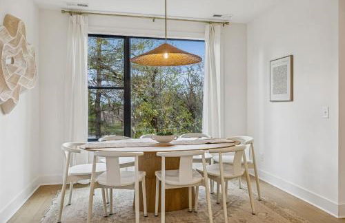 Modern Multi-Level Retreat with Rooftop Hot Tub - Foto 2