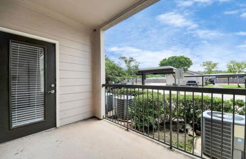 Modern 1BR Retreat Open Layout, Workspace, Views - Foto 18