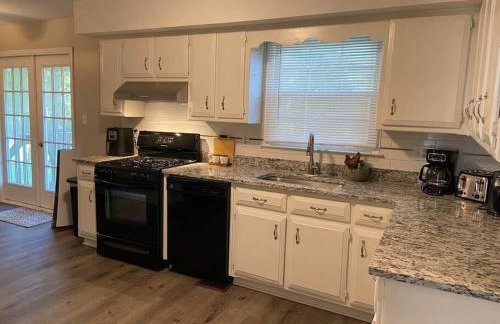 Lovely 2 Story 4 Bedms 3 Baths Home by Stone Mountain Park! - Foto 14