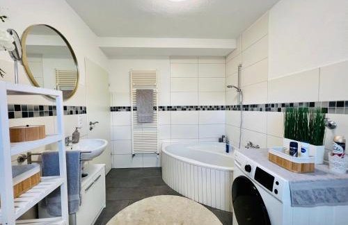 Ferienwohnung - ländliche Atmosphäre, Geräumig, mit Arbeits- und Parkplatz, Küche, Netflix, perfekt für Gruppen - Foto 10