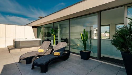 River Town View - Luxury Apartment with Jacuzzi on Terrace - Foto 5, sunbed