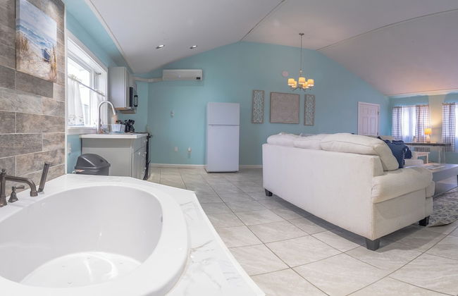 Elegant Suite with Jacuzzi - Photo 3