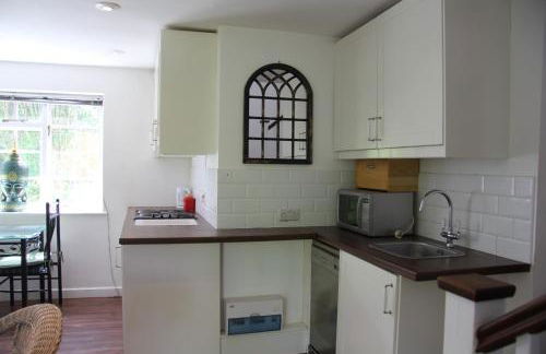 Woodlands Cozy Cottage in Gerrards Cross Sleeps 2 - Photo 20