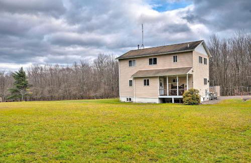 Private Hot Tub and Fireplace Poconos Home! - Foto 3