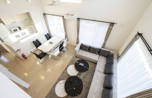 THE LUNA LOUNGE - Photo 77