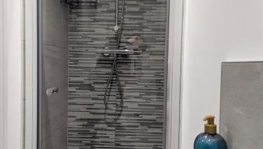 Large 4 Bed Hse, Sleeps 7, 3 BTH, Drive PRKG-4 Cars, M4-A329, Shinfield Studios, 10mins, Reading, Ascot & Legoland 20mins, Film Crew, Contractor & Family Friendly - Foto 5, Shower