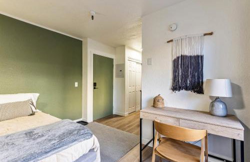 Cozy stay for 2, 5 Min Drive to Base, Full Kitchen, Shared Hot Tub & Pool, Restaurants Nearby! - Photo 8