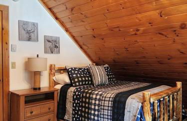 Stylish Forest Lodge with Large Hot Tub, Firepit and Fireplace minutes to Gore Mountain - Foto 45