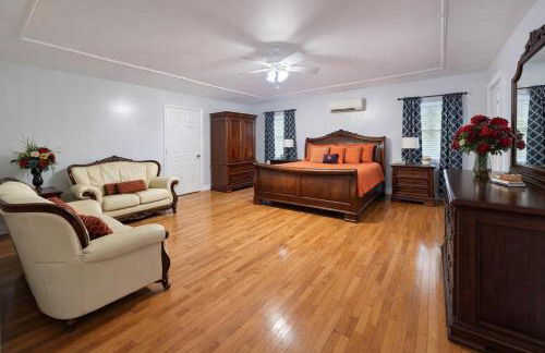 Luxury Villa with Hot Tub, Two Fire Pits, King Bed Suite, Game Room & Fenced Yard - Foto 32