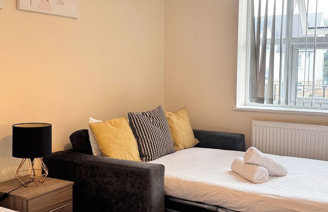 Stay Near Heathrow! Pristine, Convenient & Only 5 Mins to the Terminals - Photo 12